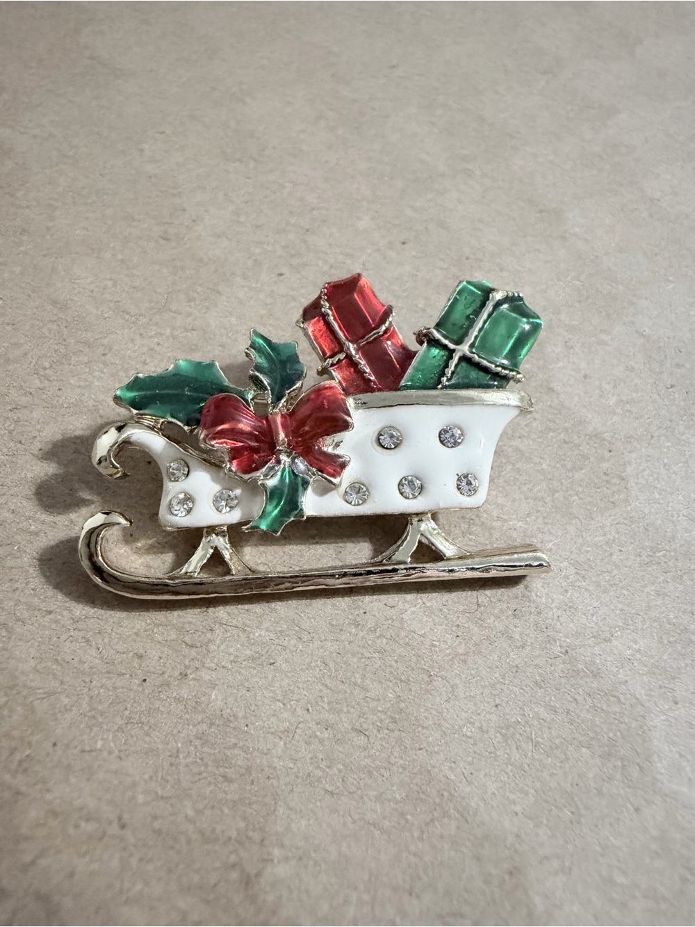 Giovanni VTG signed Sleigh Beige Green Red Enamel Gold Tone Brooch 60’s